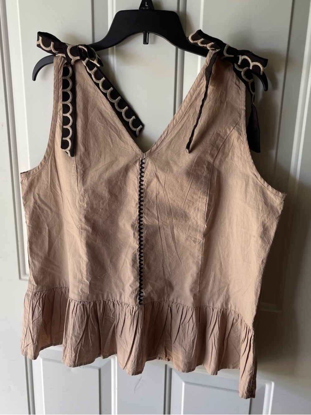 Versona Womenโs Sleeveless V-Neck Blouse Ruffle Bow Beige/Black NWT